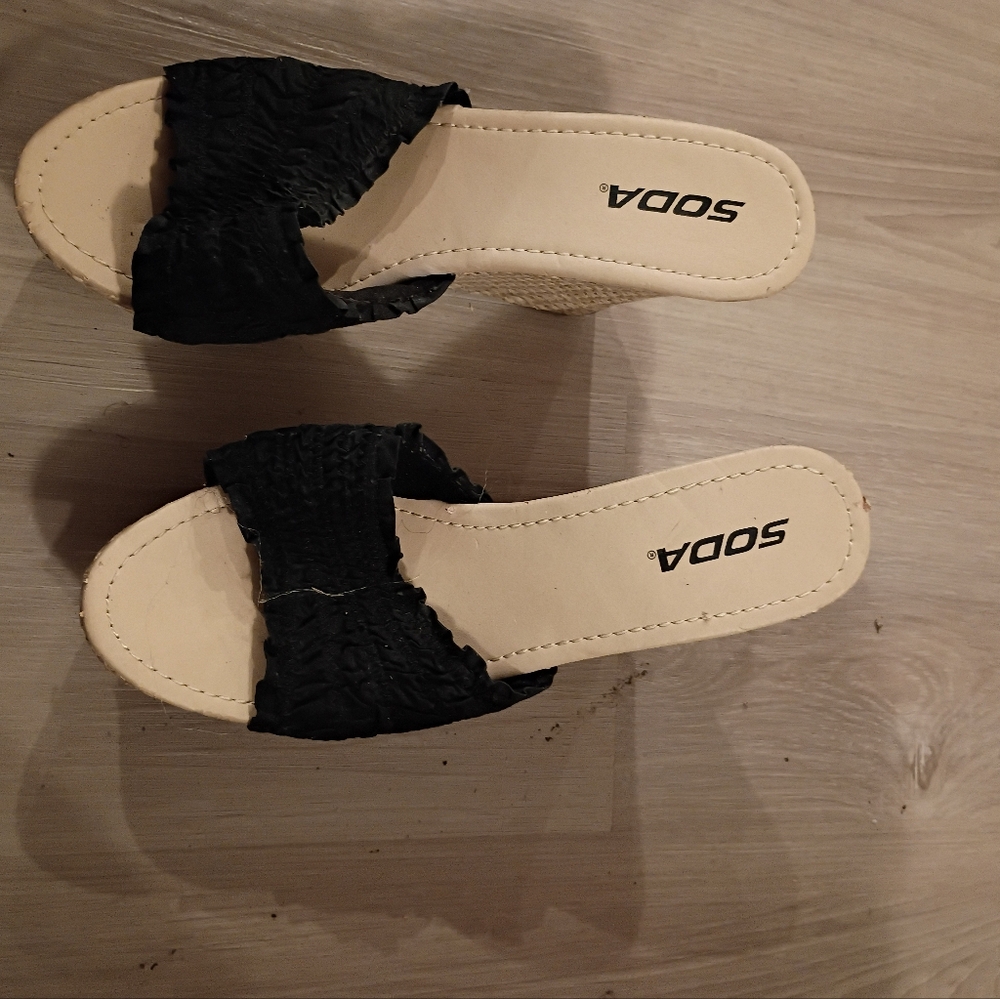Soda Women's Black Textured Sandals